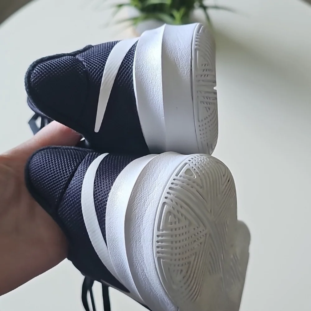 Nike Hyperspeed Court Athletic Volleyball Sneakers - Picture 9 of 10